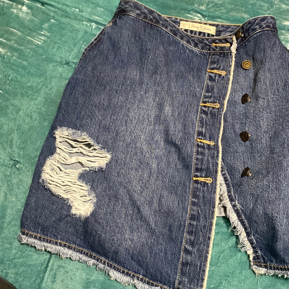 Denim collection buttoned down skirt